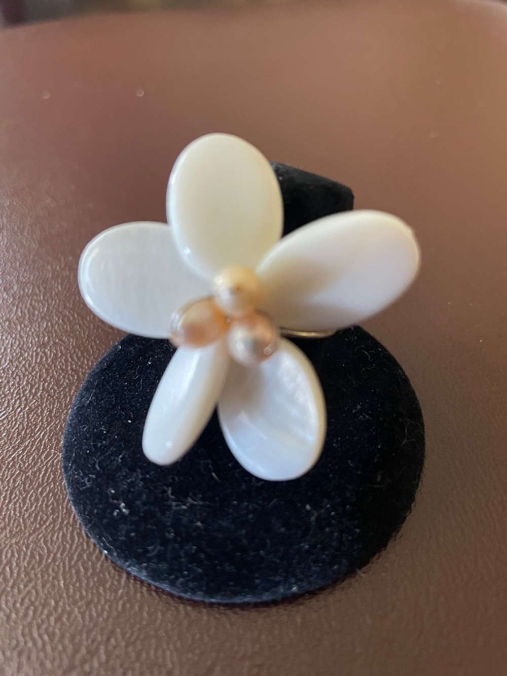Ivory flower fashion ring size 6